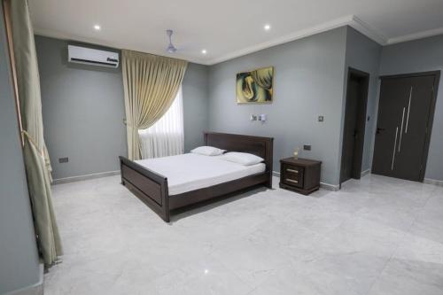 1 dormitorio con cama, mesita de noche y cama sidx sidx sidx sidx sidx en BMS Lodge, en Kumasi