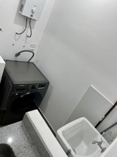 Ένα μπάνιο στο Depa en Av Javier Prado frente a San isi