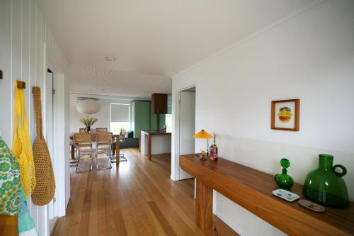 een woonkamer met een tafel en een eetkamer bij Frankie Beach House in Bicheno