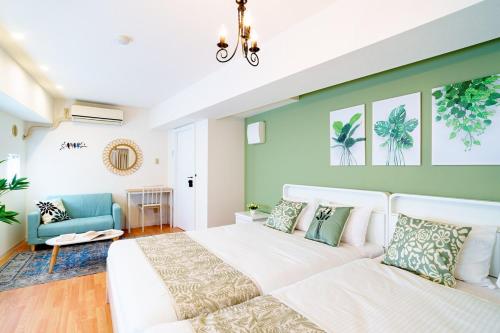 a bedroom with a white bed and a green wall at Higashi-Shinjuku 904 in Tokyo