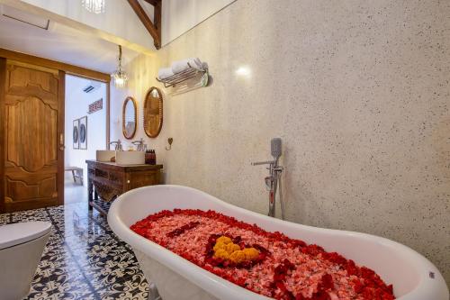 チャングーにあるVilla Casa Adelineの赤い物質が入った浴槽のある浴室