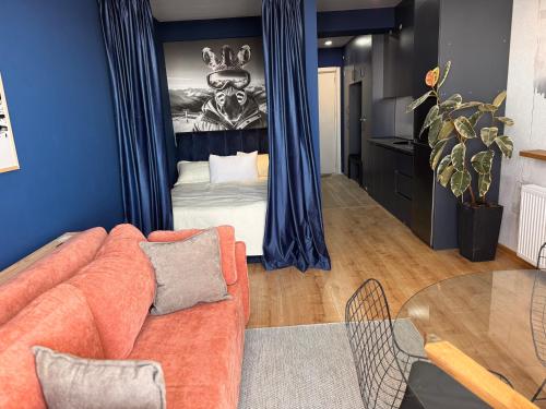 een woonkamer met een bank en een bed bij Ski Zoo Apartments, new gudauri in Kʼumlistsʼikhe