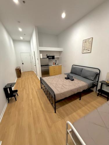 Ένα ή περισσότερα κρεβάτια σε δωμάτιο στο Big studio 4 persons apartment with Private FREE Parking