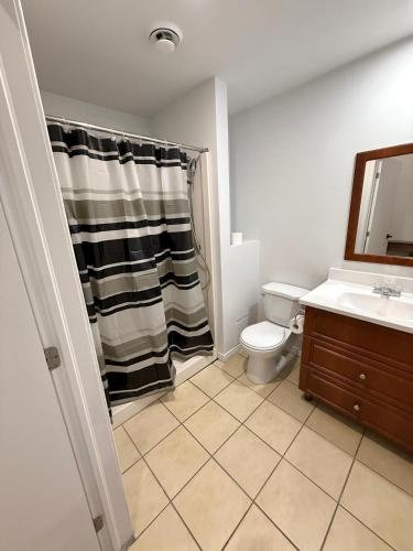 Ένα μπάνιο στο Big studio 4 persons apartment with Private FREE Parking