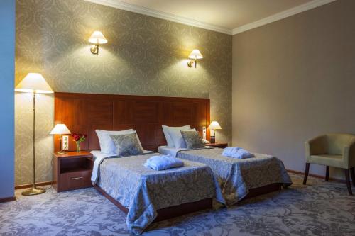 Una cama o camas en una habitación de Hotel Astoria Tbilisi
