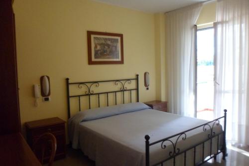 una camera con letto e finestra di Albergo Miramonte a Vibo Valentia