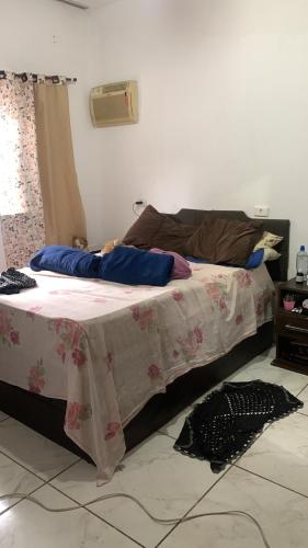a bedroom with a bed with a pink and white blanket at Casa top, com piscina na praia in Mongaguá