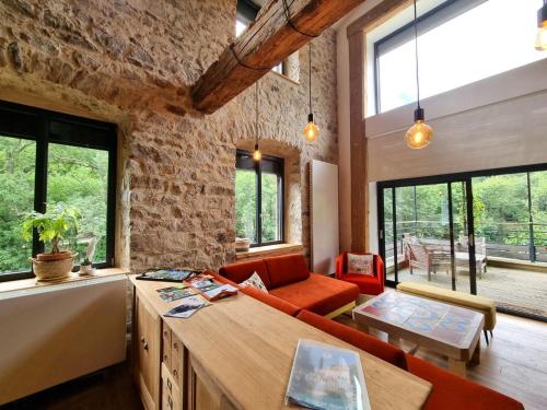 Χώρος καθιστικού στο Gîte charmant avec terrasse, billard, et animaux acceptés - FR-1-496-377