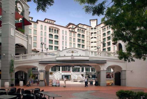 um grande edifício com uma passagem em frente em Fraser Place Robertson Walk Singapore em Singapura