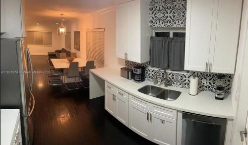 Η κουζίνα ή μικρή κουζίνα στο Booking Open Now For Your Holidays