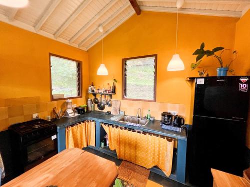 Φωτογραφία από το άλμπουμ του A Handcrafted Hilltop Retreat Beneath MT Batukaru σε Blimbing