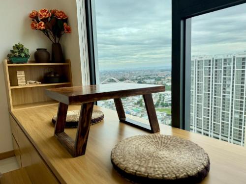 - une table dans une chambre avec une grande fenêtre dans l'établissement Gờ homestay - Giường King - Trung tâm thành phố, à An Khê