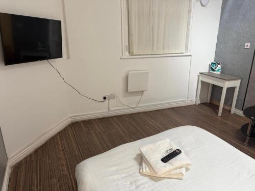 Un televizor și/sau centru de divertisment la Arndale Apartments Manchester