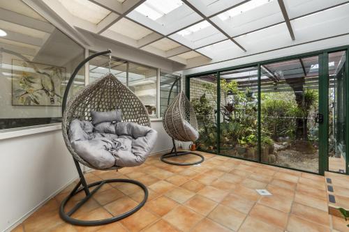 Khu vực ghế ngồi tại Family Home Near North Brisbane Parks