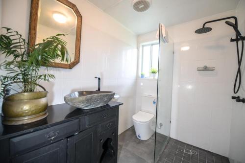 Ένα μπάνιο στο Rainforest Canopy Apartment - 1 Bedroom