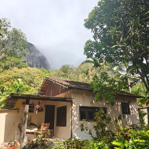 ノバ・フリブルゴにあるGlamping SixtyNine Hundredの山を背景にした家