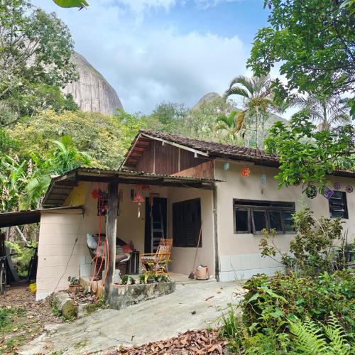 ノバ・フリブルゴにあるGlamping SixtyNine Hundredの背景にドームがある小さな家