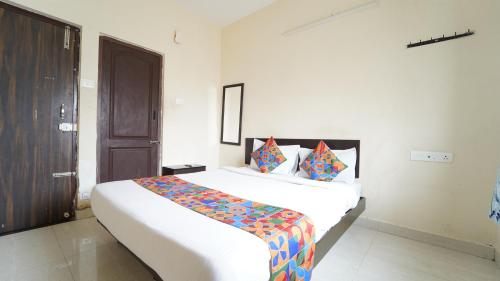 un dormitorio con una cama grande en una habitación en Nakshatra residency, en Coimbatore