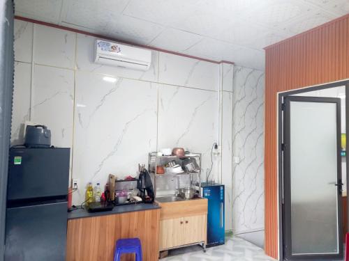eine Küche mit Theke und Kühlschrank in der Unterkunft Mai homestay in Mỹ Lại (5)