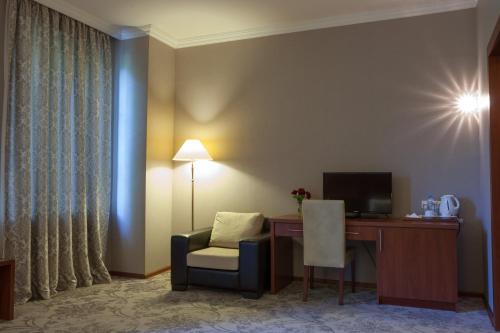 Una televisión o centro de entretenimiento en Hotel Astoria Tbilisi