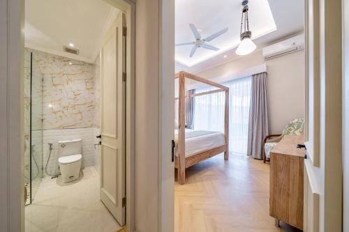 ein Badezimmer mit Dusche und ein Bett in einem Zimmer in der Unterkunft 4Br Brand New Canggu Modern Villa in Tumbak Bayuh