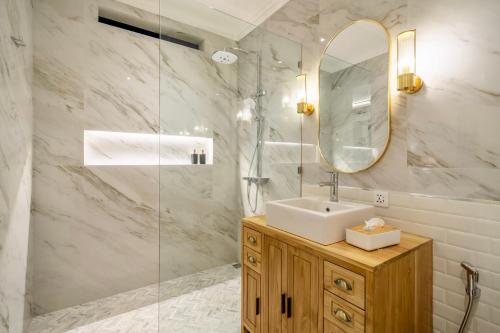 Tumbak Bayuh4Br Brand New Canggu Modern Villa的浴室配有洗手池和玻璃淋浴房