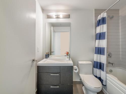 Ένα μπάνιο στο VOGUE Suites Toronto Downtown - Entertainment District