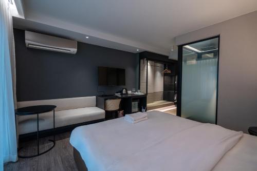 ナ・ジョムティエンにあるBayphere Residence by Prop Hopperの白いベッドとバスルームのある寝室