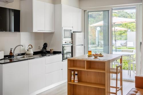 Kuchyň nebo kuchyňský kout v ubytování Modern Studio Steps From Beach