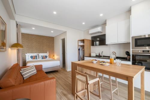 Kuchyň nebo kuchyňský kout v ubytování Modern Studio Steps From Beach