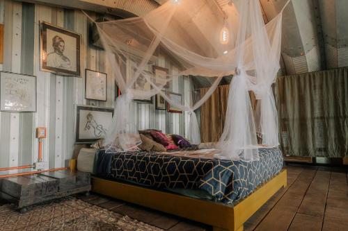 un dormitorio con una cama con dosel en Hermosa Nests Industrial loft, en Playa Hermosa