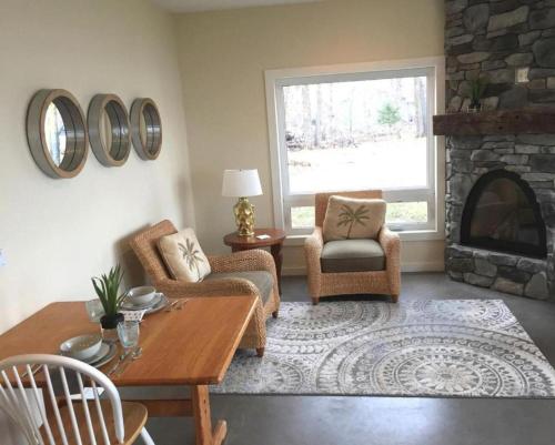 Posezení v ubytování Luxury Cabin Rental by Lakefront near Cohasset, Minnesota