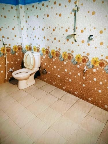 Ένα μπάνιο στο Lake Front Hotel IDH