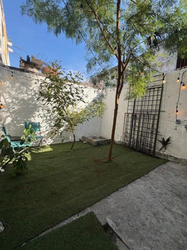 a small yard with a tree and a fence at Comoda casa para alojamiento in Veracruz