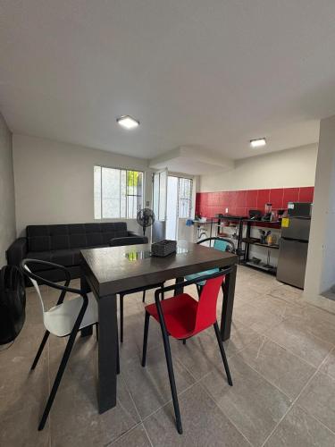 a living room with a table and chairs and a kitchen at Comoda casa para alojamiento in Veracruz