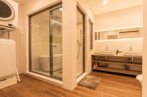 Ένα μπάνιο στο Harukazesou Taishou 200平米貸切戸建 最大20名様 USJ車で20分 無料駐車スペース2台 屋上BBQ