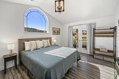 Postel nebo postele na pokoji v ubytování Happy Trails West Inn