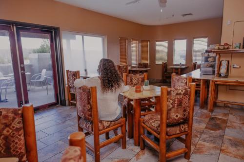 セドナにあるサウスウエスト イン アット セドナの部屋のテーブルに座る女性