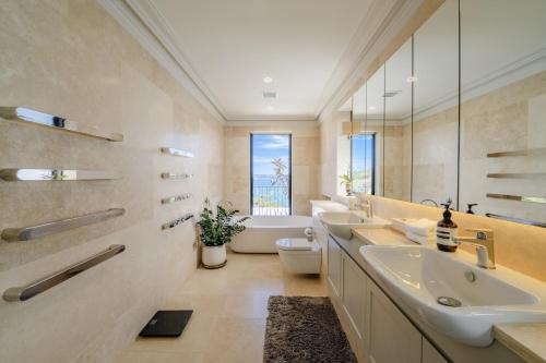 Koupelna v ubytování 15 million full water view mansion