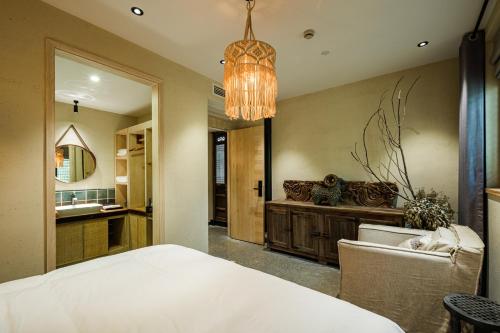 DongpuにあるHuazhu Luxury Lotus Twilight Fossil Museum B&Bのベッドとシャンデリアのある寝室