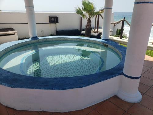 Bazén v ubytování Exotic Oceanfront villa with Private Pool & jacuzzi - Parties & Events nebo v jeho okolí