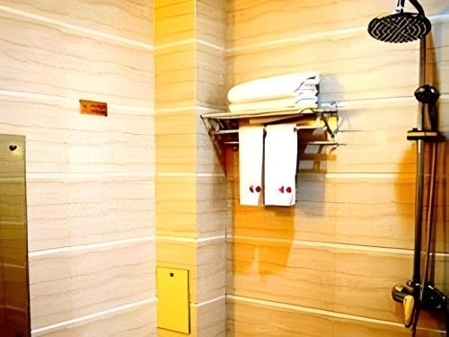 een kamer met een houten muur en een plank bij Kunming Tong Yi Business Hotel in Kunming