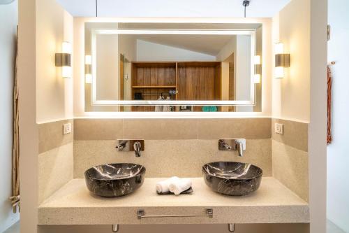 une salle de bain avec deux lavabos et un miroir dans l'établissement 4br Villa Breeze Tropical Sea View Retreat, à Ban Bang Po