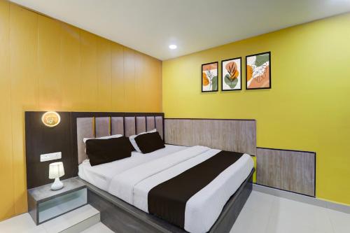 Postel nebo postele na pokoji v ubytování Super Hotel O Medical College Basaratpur Gorakhpur