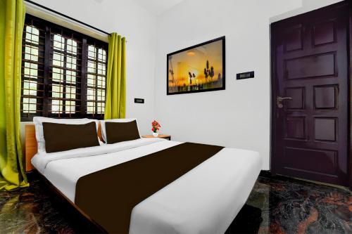 Postel nebo postele na pokoji v ubytování Super Hotel O Kazhakuttam Railway Station Formerly Graceful Stay