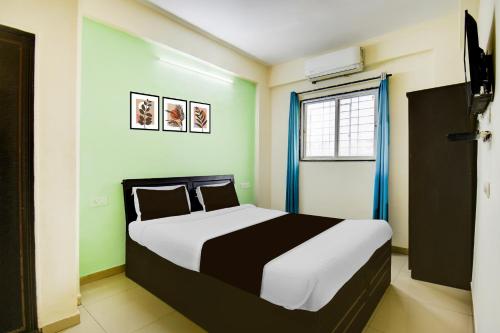 een slaapkamer met een groot bed in een kamer bij Hotel O Hinjewadi Kirti Classic Gate in Pune