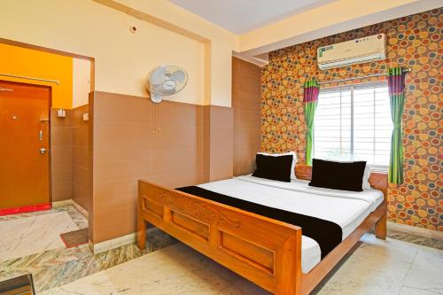 a bedroom with a bed and a window at Super Hotel O Rishra Railway Station Formerly Green Guest House in Khardah