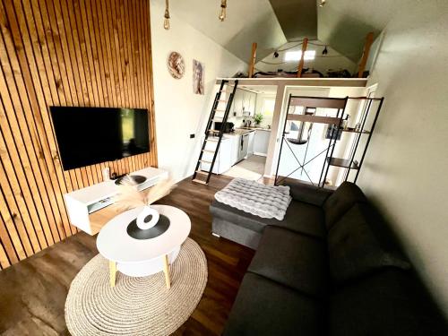 een woonkamer met een bank en een tafel bij Pas Milėją 