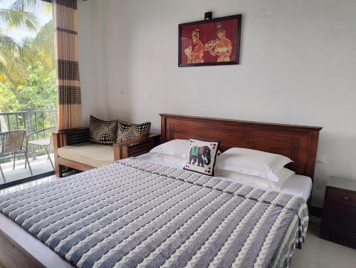 een slaapkamer met een bed en een balkon bij Hanthana view in Peradeniya