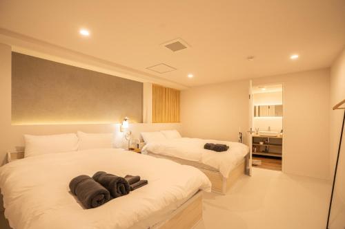 Ένα ή περισσότερα κρεβάτια σε δωμάτιο στο Harukazesou Taishou 200平米貸切戸建 最大20名様 USJ車で20分 無料駐車スペース2台 屋上BBQ